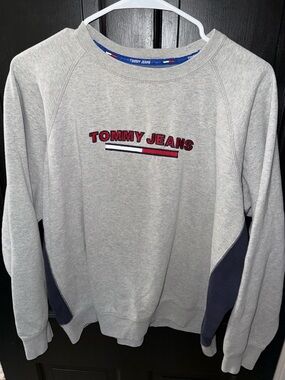 Vintage Tommy Hilfiger Crewneck Sweatshirt with Navy and Red Logo